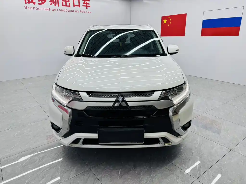 Mitsubishi Outlander 2022 — фото 2
