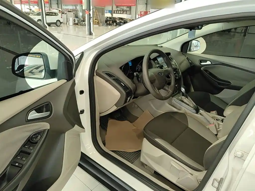 Ford Focus 2015 — фото 15