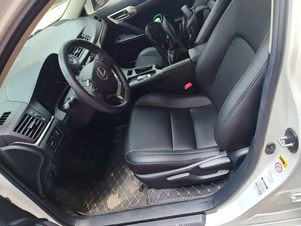 Lexus CT 2015 — фото 15