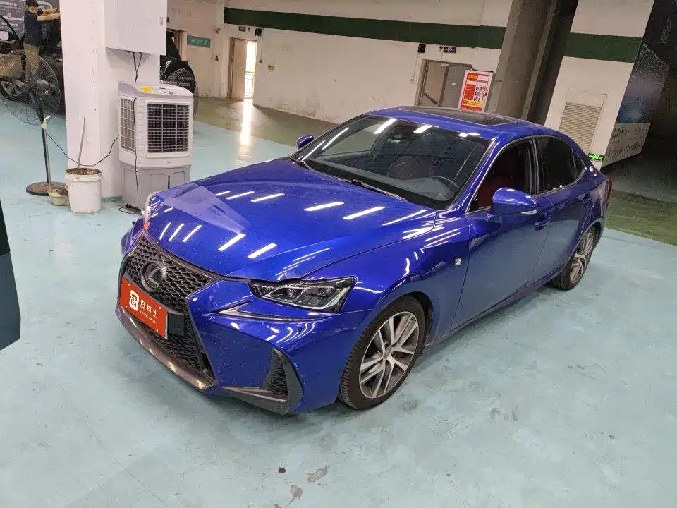 Lexus IS 2018 — фото 1