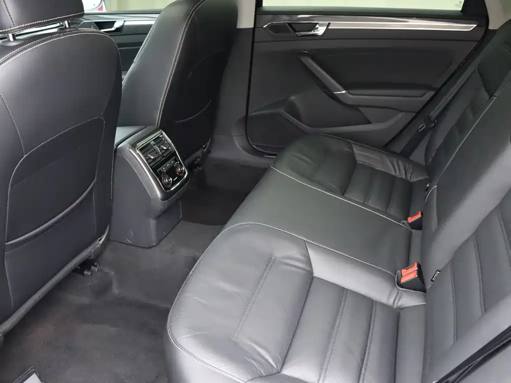 Volkswagen Passat 2017 — фото 13
