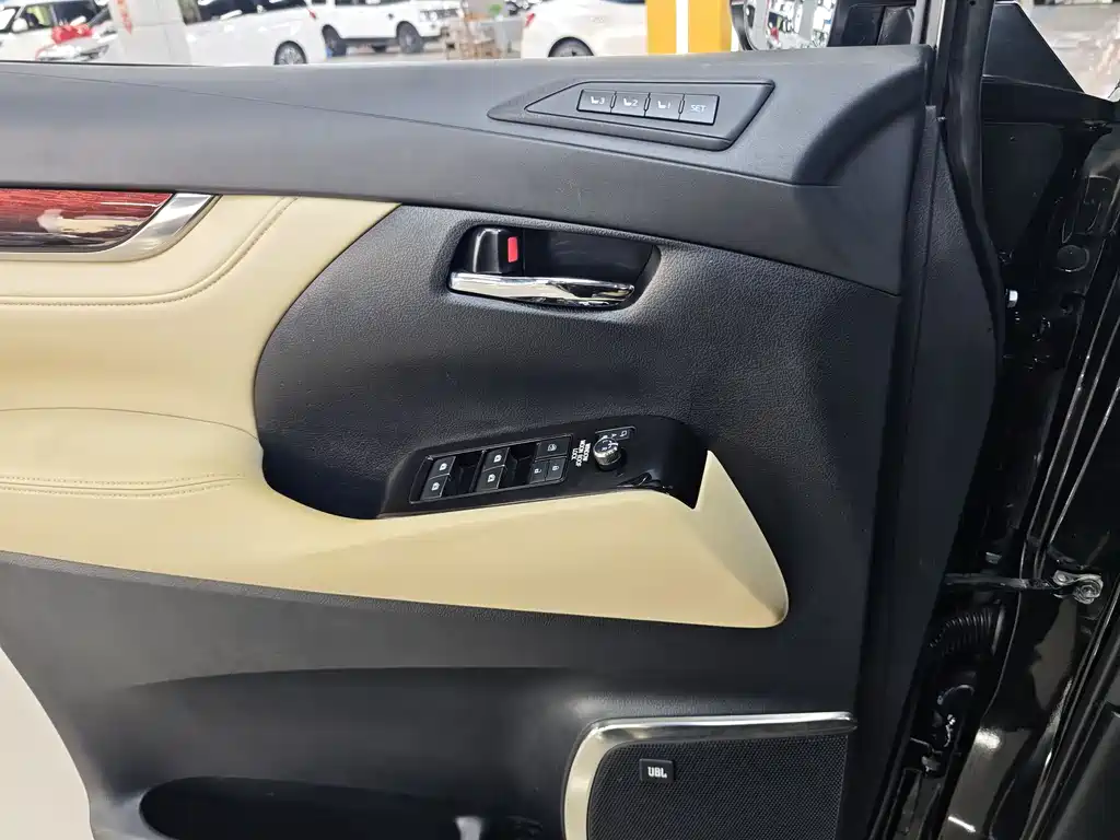 Toyota Alphard 2017 — фото 16