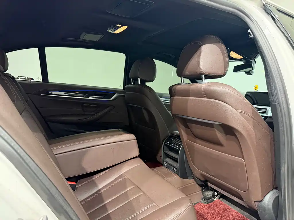 BMW 5 Series 2020 — фото 10