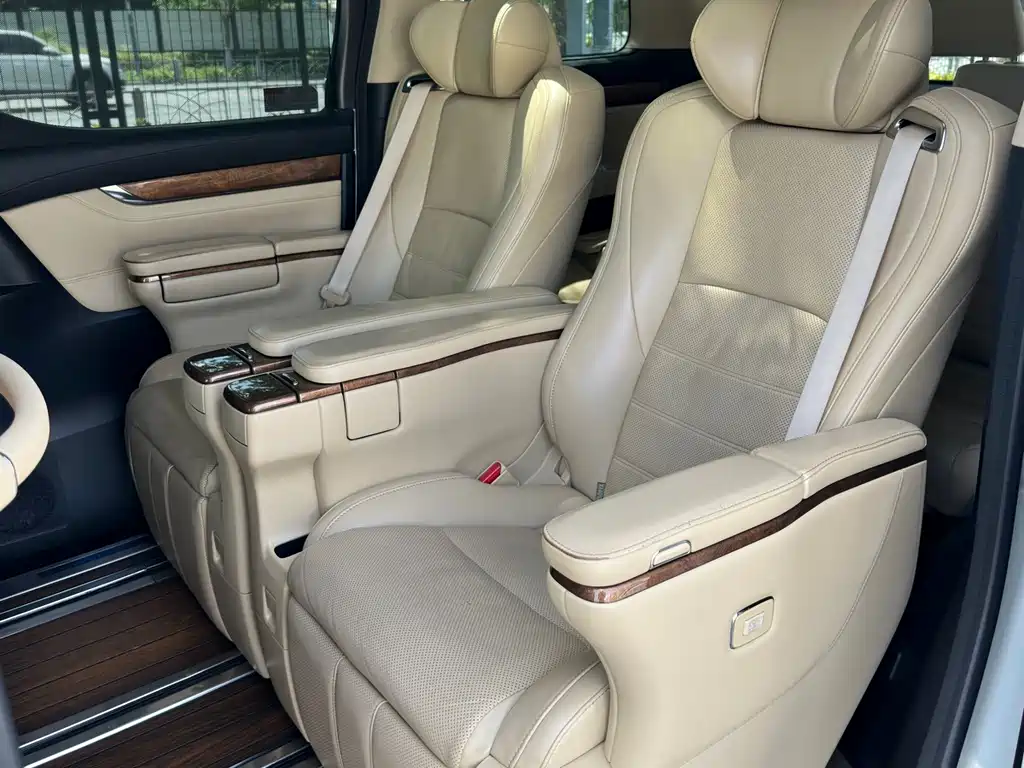 Toyota Alphard 2017 — фото 16