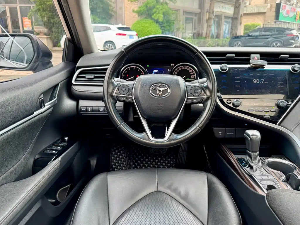 Toyota Camry 2019 — фото 8