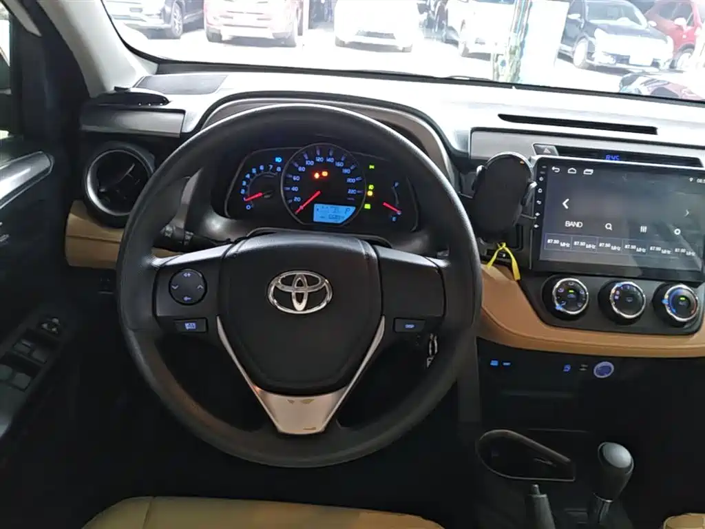 Toyota RAV4 2018 — фото 11