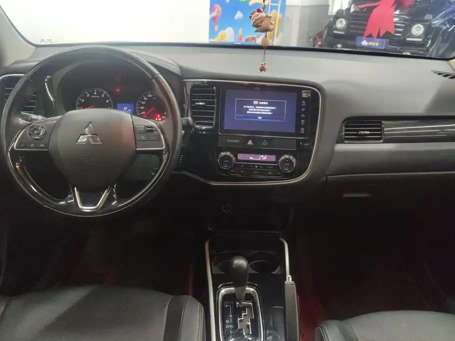 Mitsubishi Outlander 2018 — фото 12