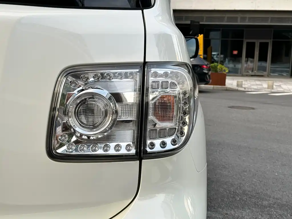 Nissan Patrol 2017 — фото 25