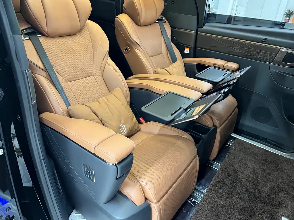 Toyota Vellfire 2023 — фото 15