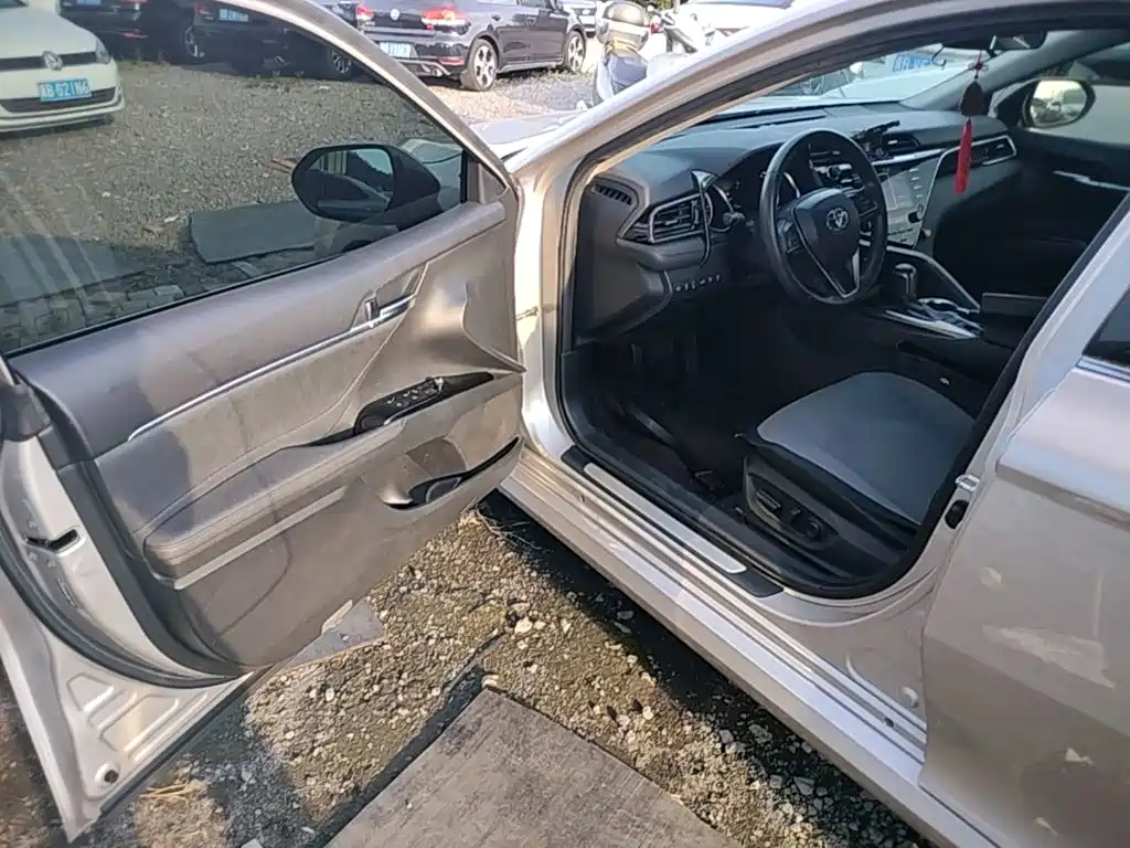 Toyota Camry 2019 — фото 16