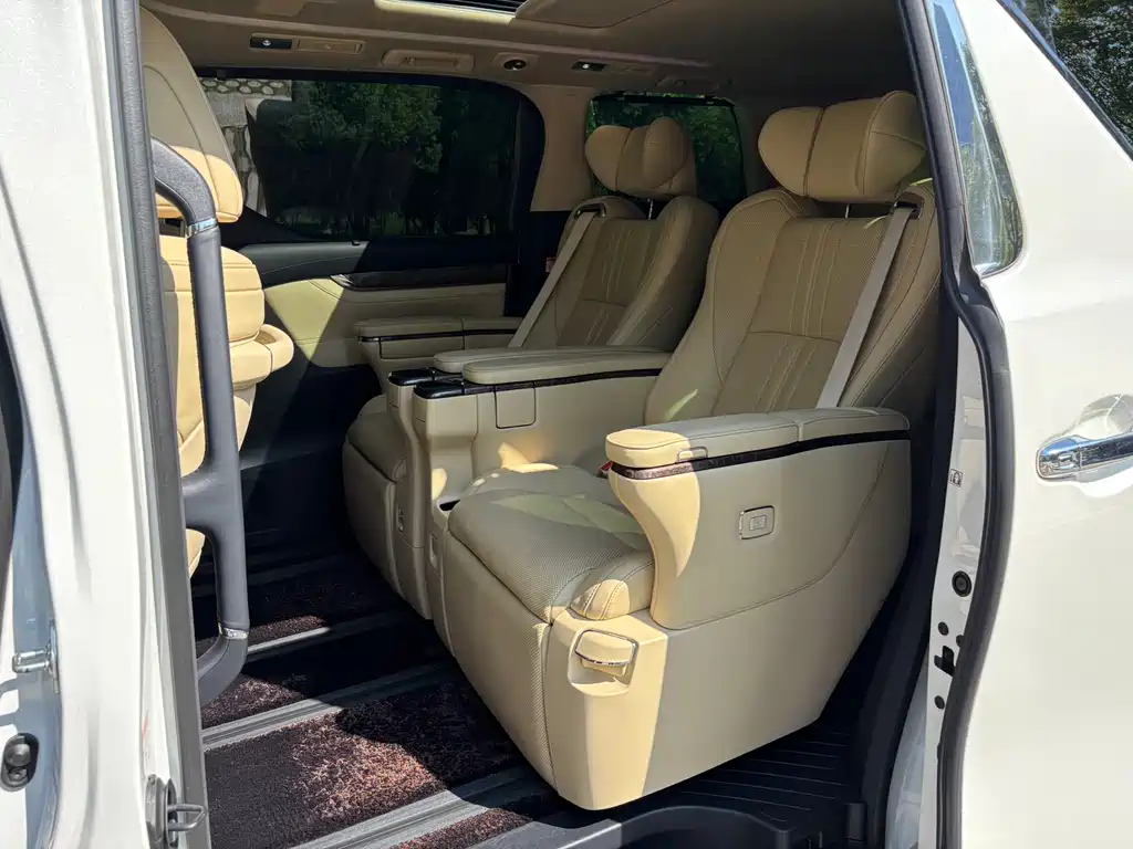 Toyota Vellfire 2023 — фото 9