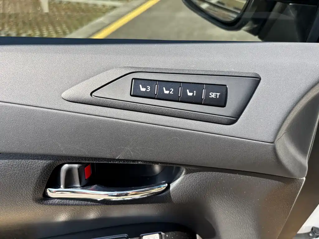 Toyota Vellfire 2023 — фото 11