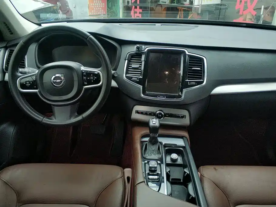 Volvo XC90 2018 — фото 12