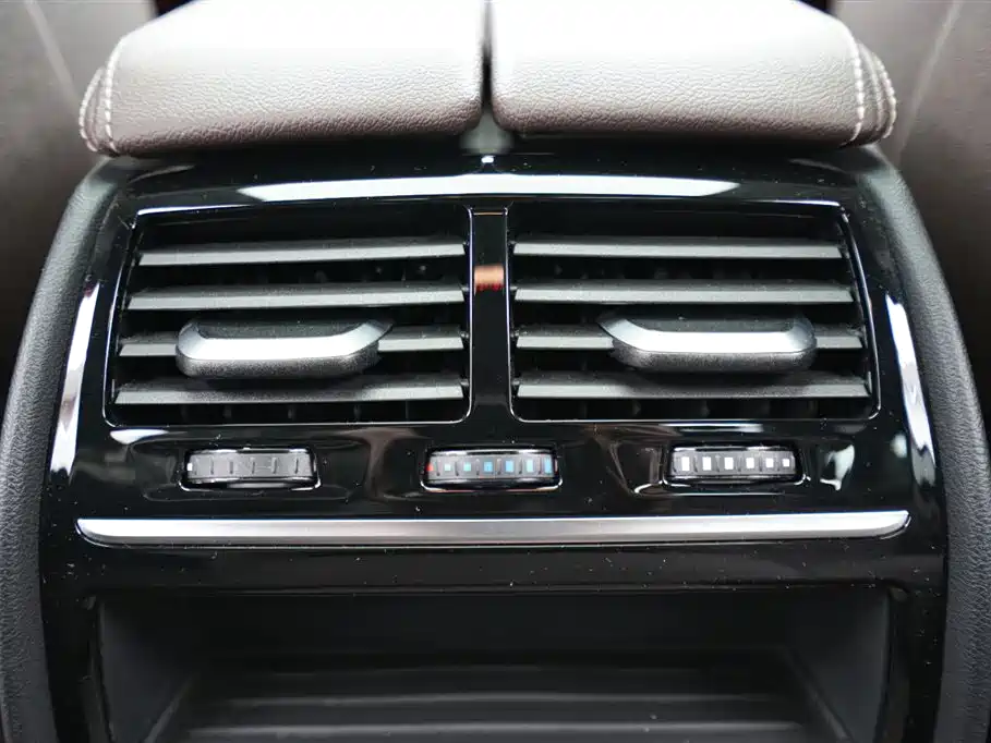 BMW 5 Series 2023 — фото 17