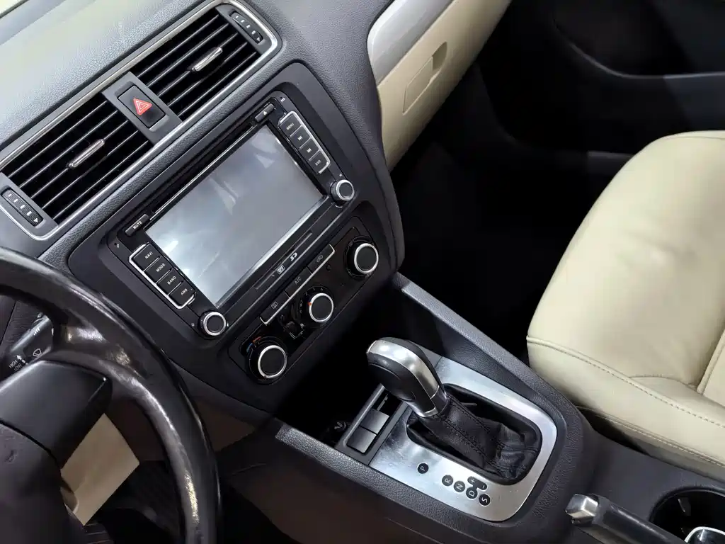 Volkswagen Sagitar 2014