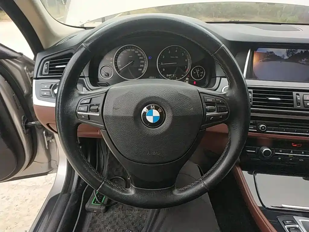 BMW 5 Series 2015 — фото 11