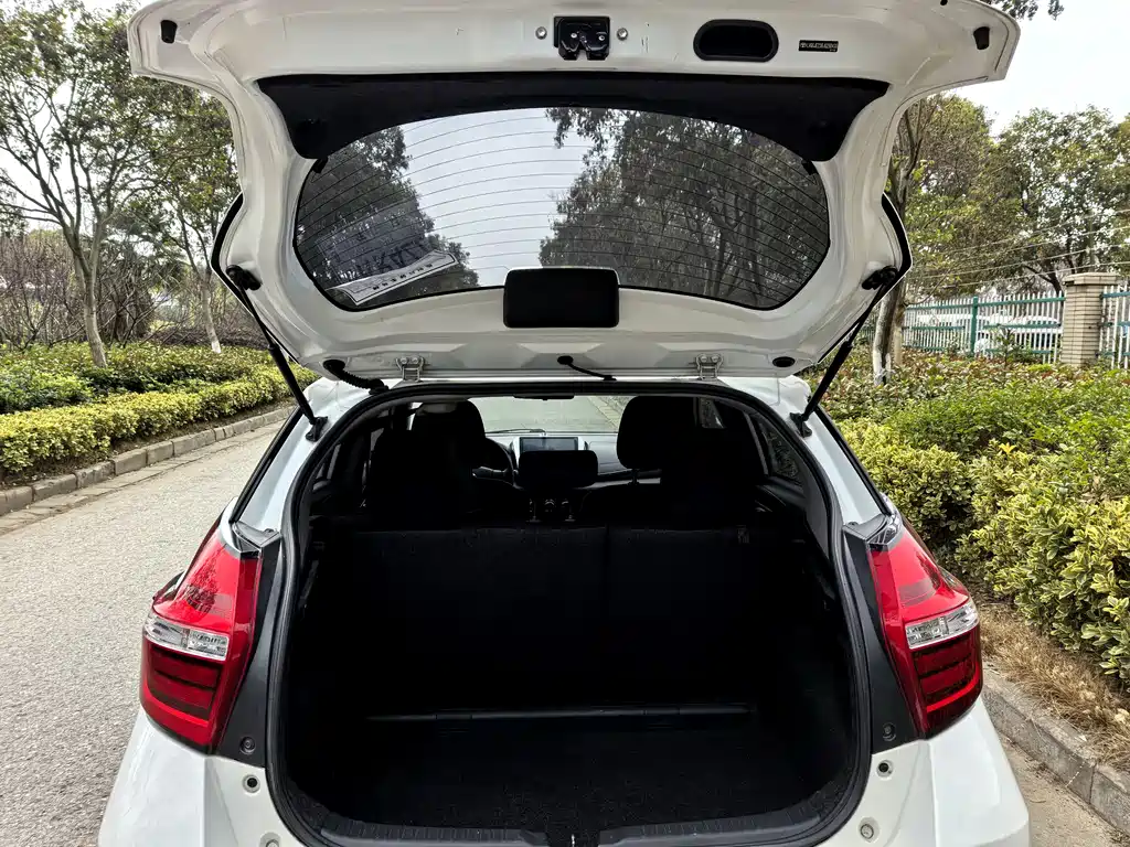 Toyota Yaris L 2018 — фото 9