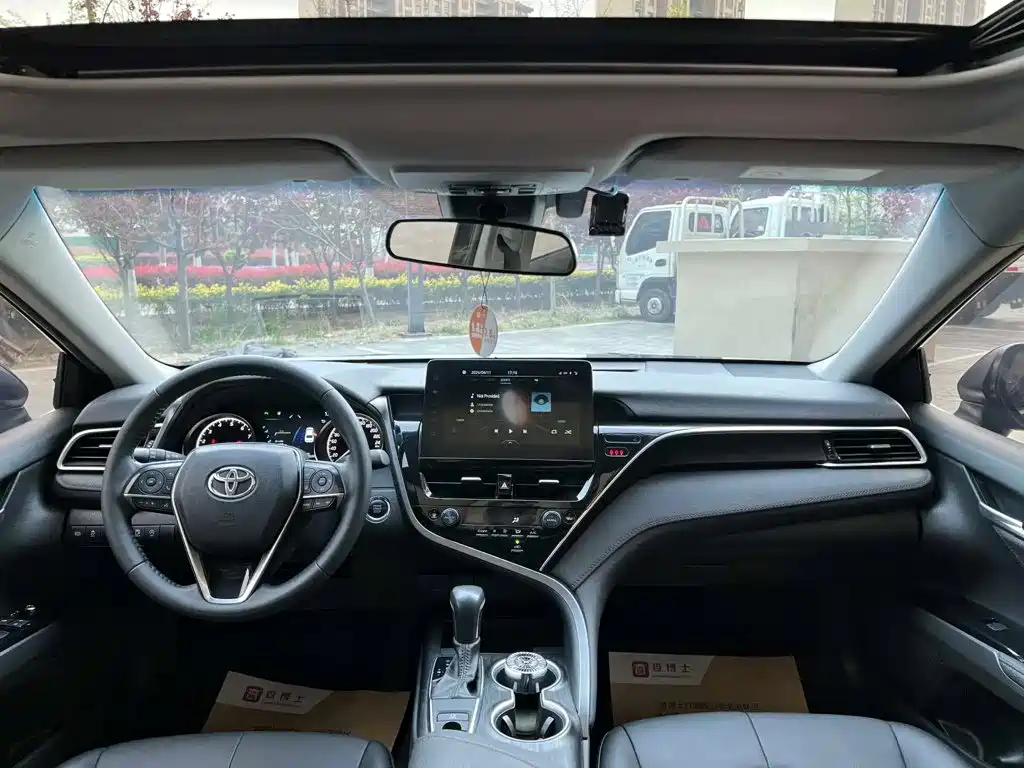Toyota Camry 2021 — фото 11