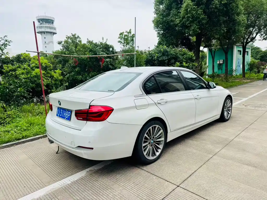 BMW 3 Series 2019 — фото 11