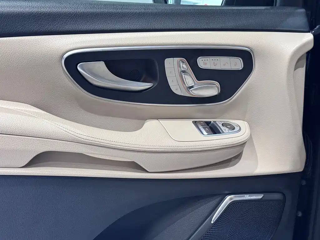 Mercedes-Benz V-Class 2021 — фото 15