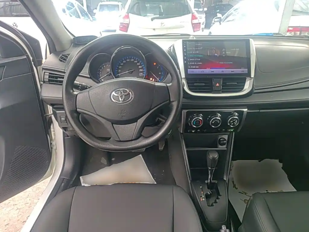 Toyota Yaris L 2017 — фото 11