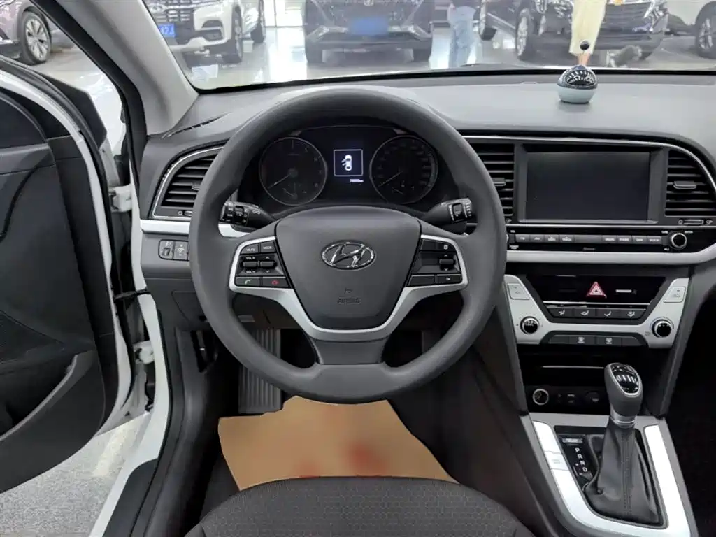 Hyundai Elantra 2016 — фото 11