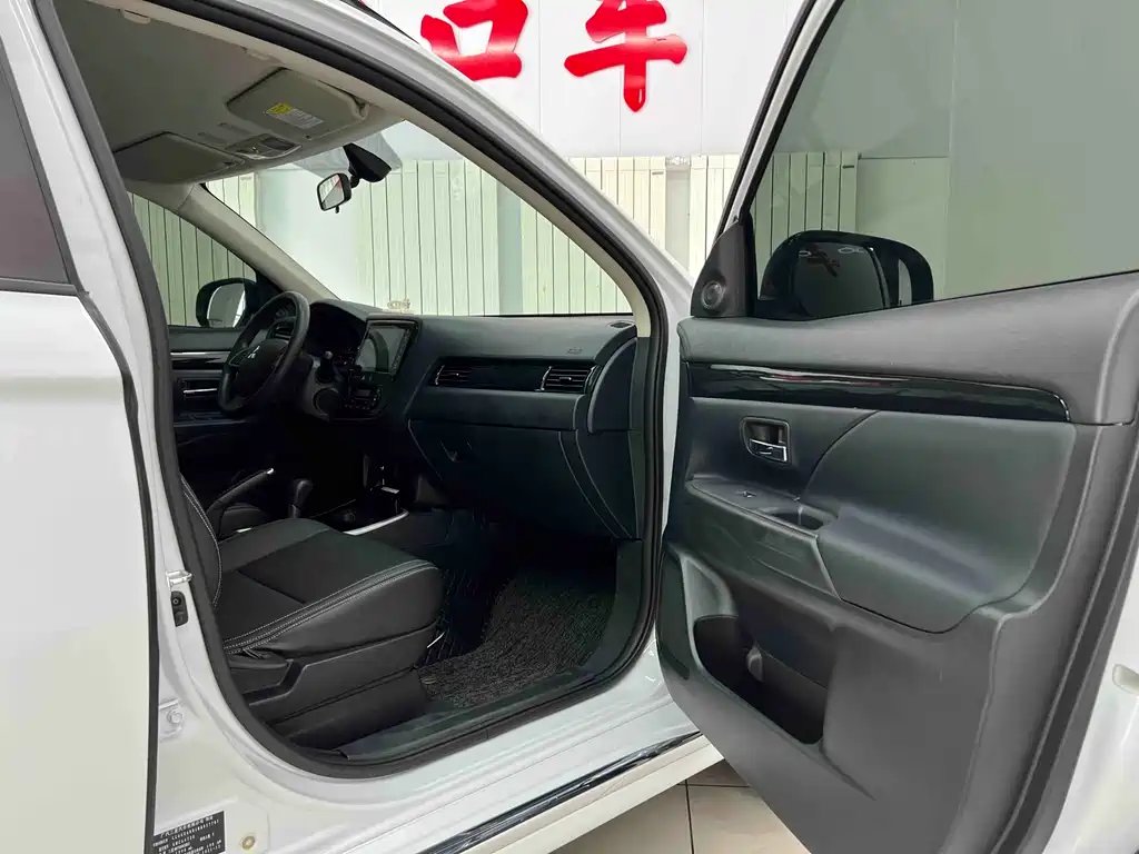 Mitsubishi Outlander 2022 — фото 19