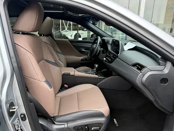 Lexus ES 2021