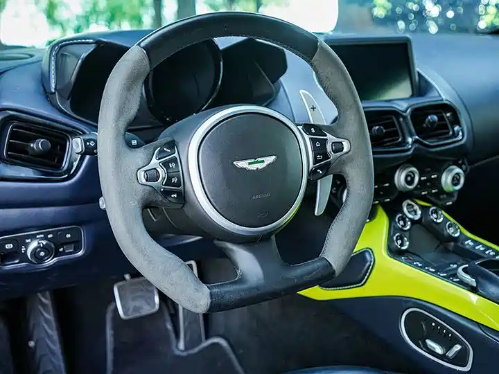 Aston Martin V8 Vantage 2021 — фото 9