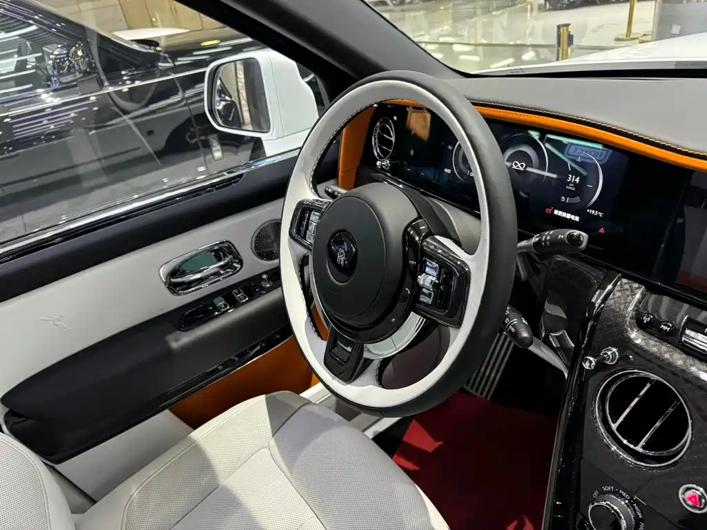 Rolls-Royce Cullinan — фото 17