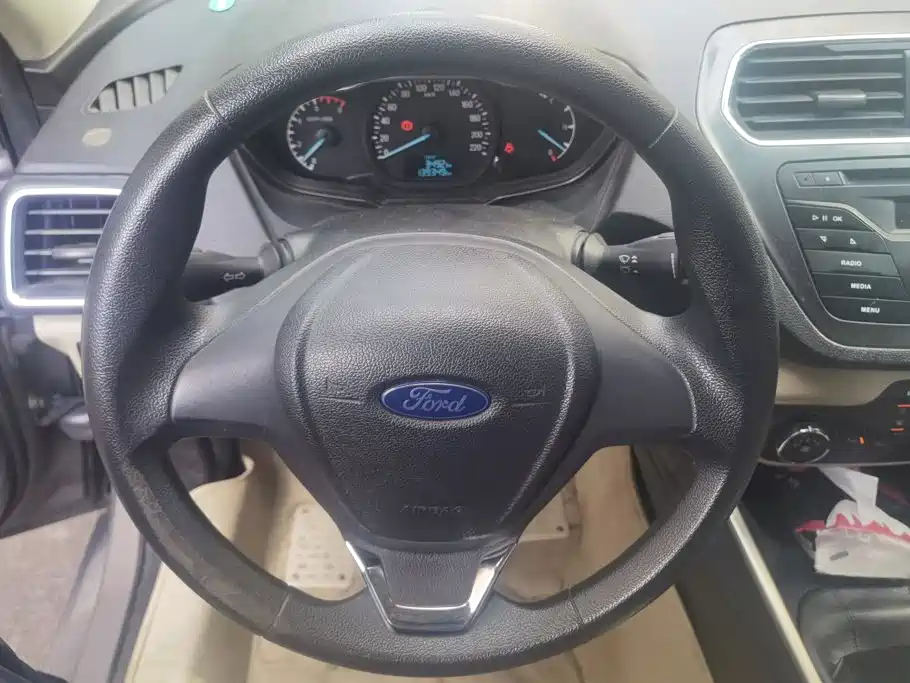 Ford Escort 2015 — фото 15