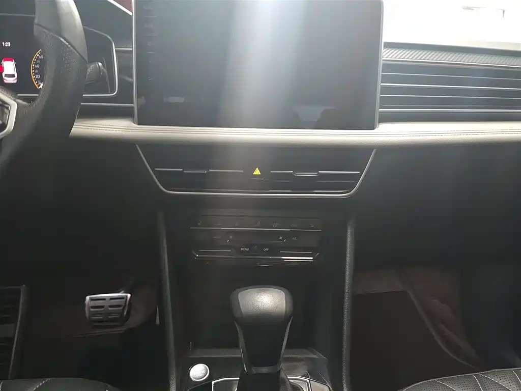 Volkswagen Tiguan L 2023 — фото 9