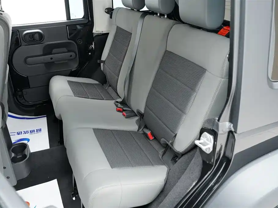 Jeep Wrangler 2010 — фото 11