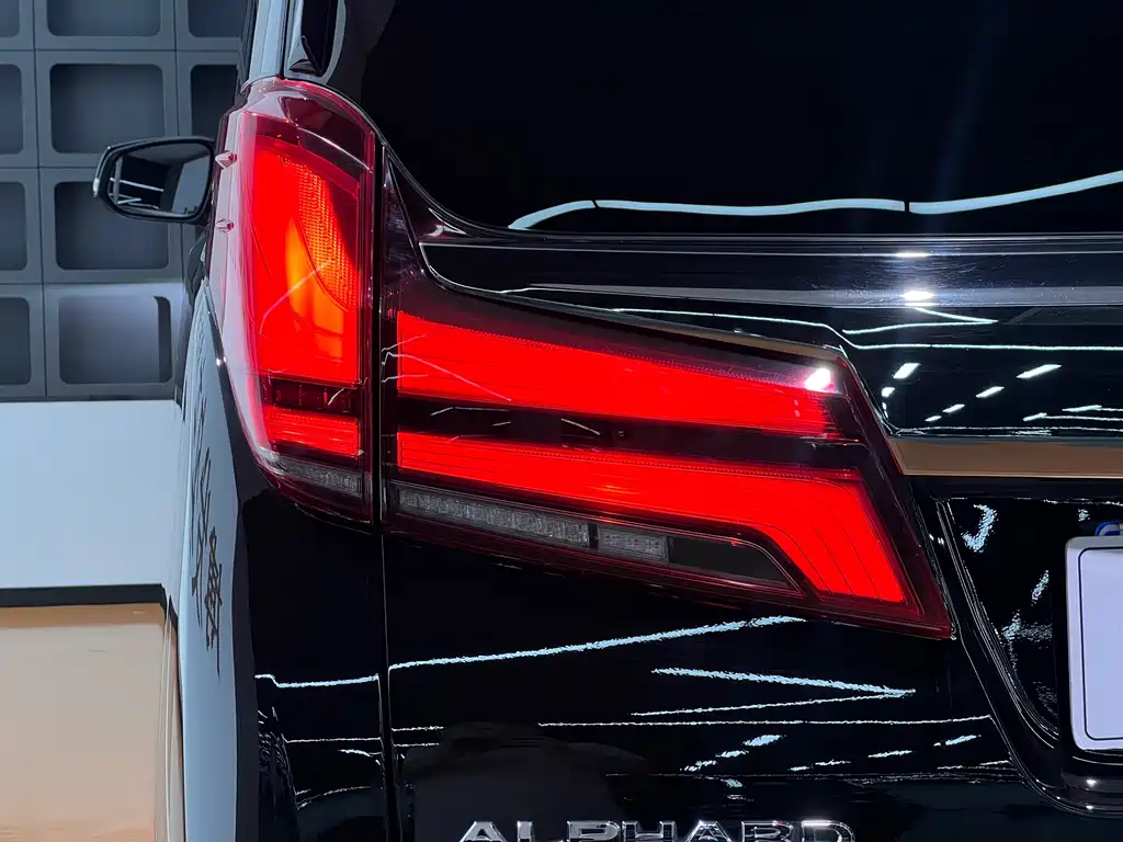Toyota Alphard 2023 — фото 8