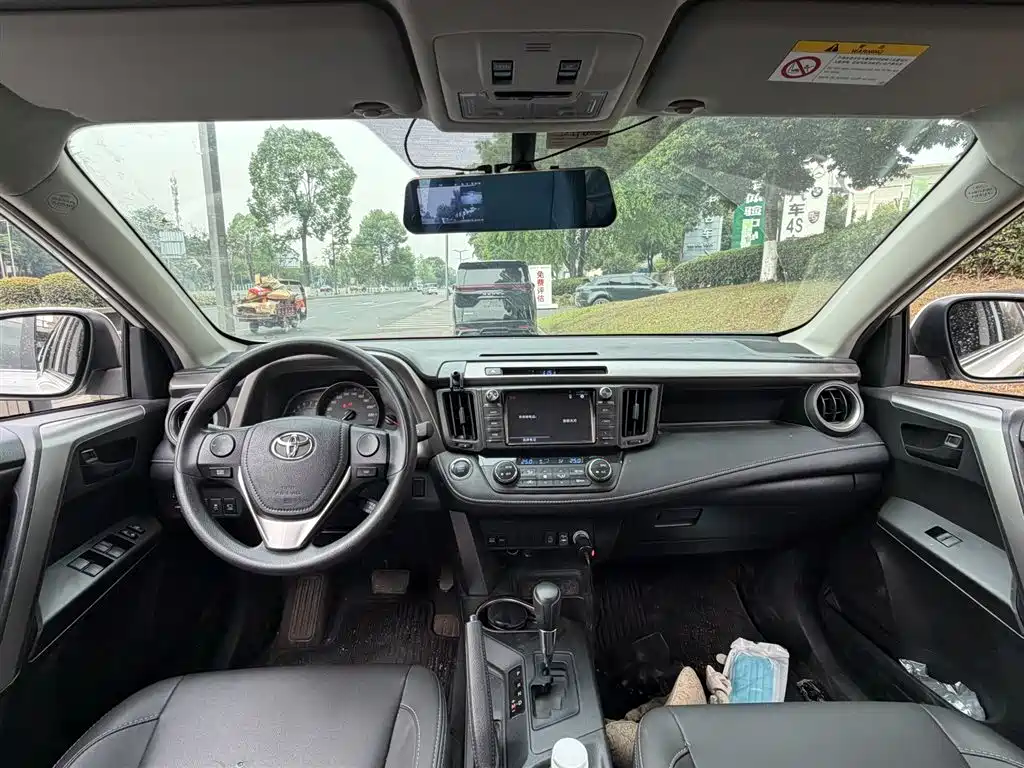 Toyota RAV4 2018 — фото 11