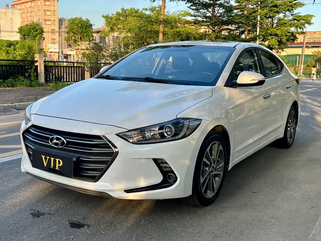 Hyundai Elantra 2018 — фото 1