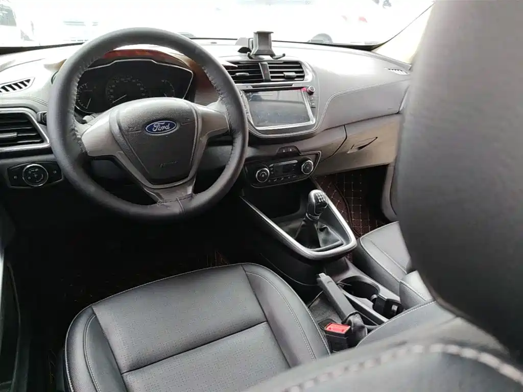 Ford Escort 2017 — фото 10