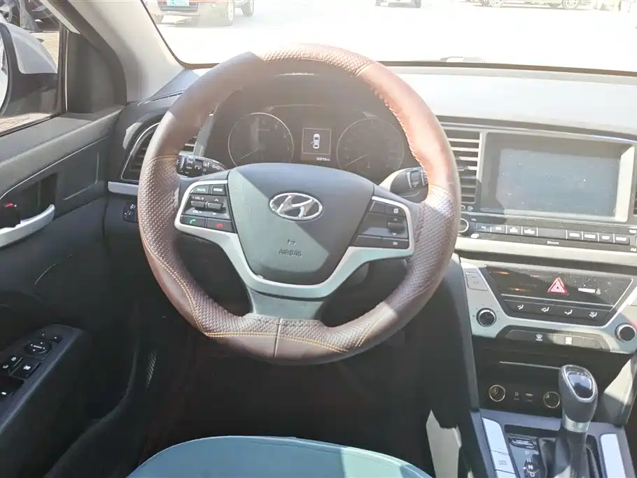 Hyundai Elantra 2018 — фото 15
