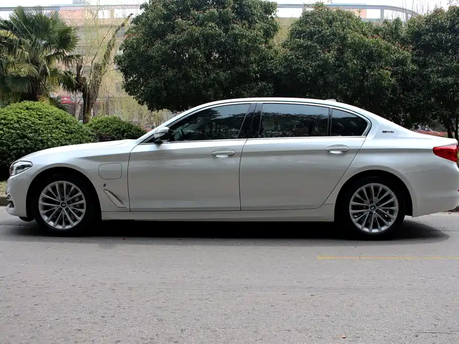 BMW 5 Series New Energy 2019 — фото 4