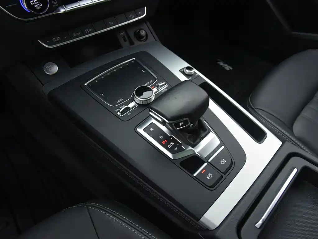 Audi Q5L 2020 — фото 11