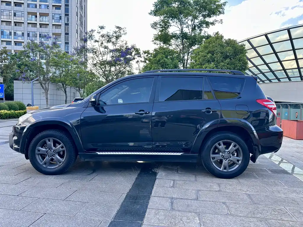 Toyota RAV4 2012 — фото 4