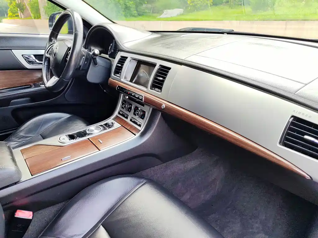 Jaguar XF 2015 — фото 16