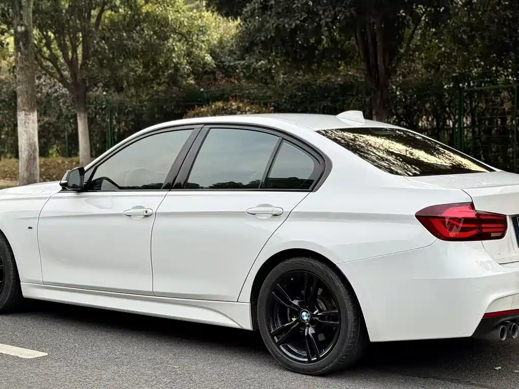 BMW 3 Series 2018 — фото 9