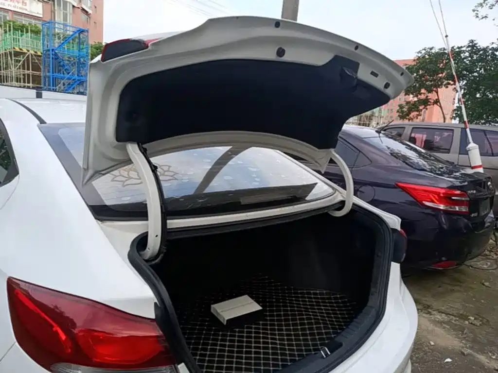 Hyundai Elantra 2018 — фото 19