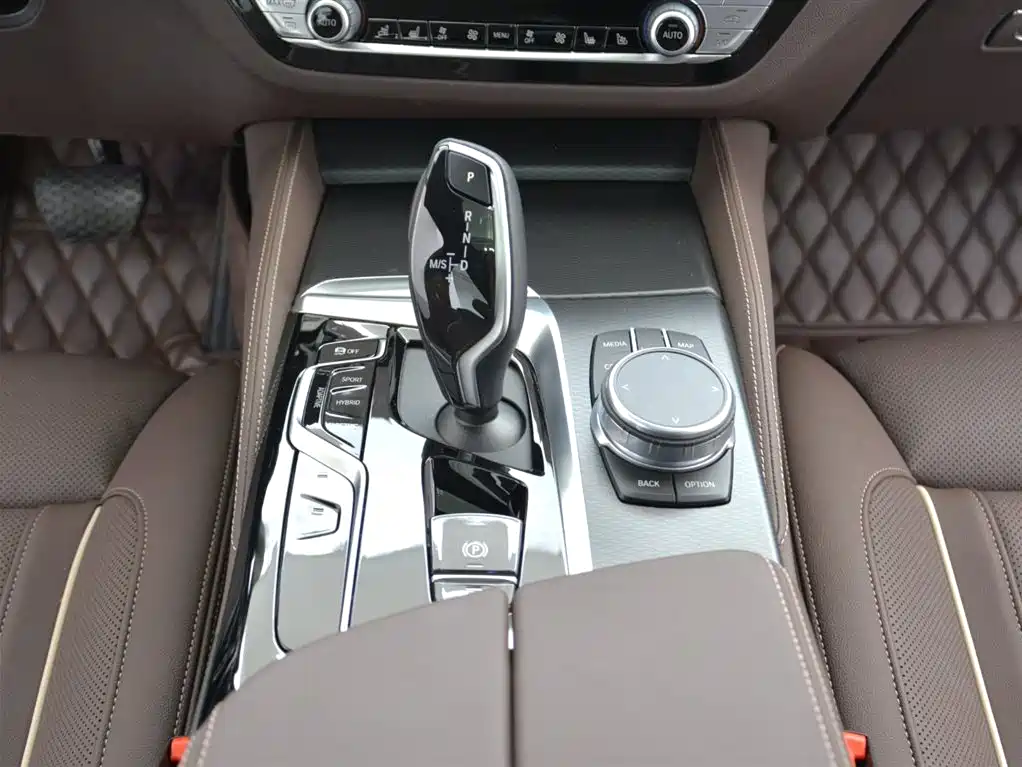 BMW 5 Series 2022 — фото 9