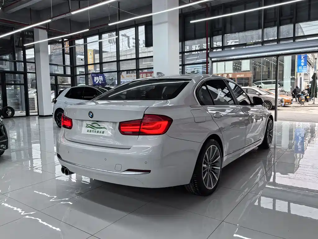 BMW 3 Series 2019 — фото 14