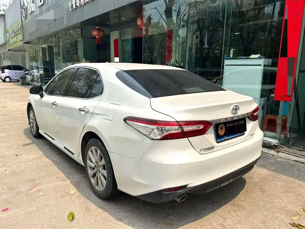 Toyota Camry 2019 — фото 6