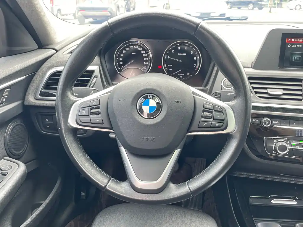BMW 1 Series 2019 — фото 25