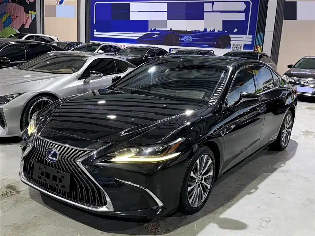 Lexus ES 2018 — фото 1