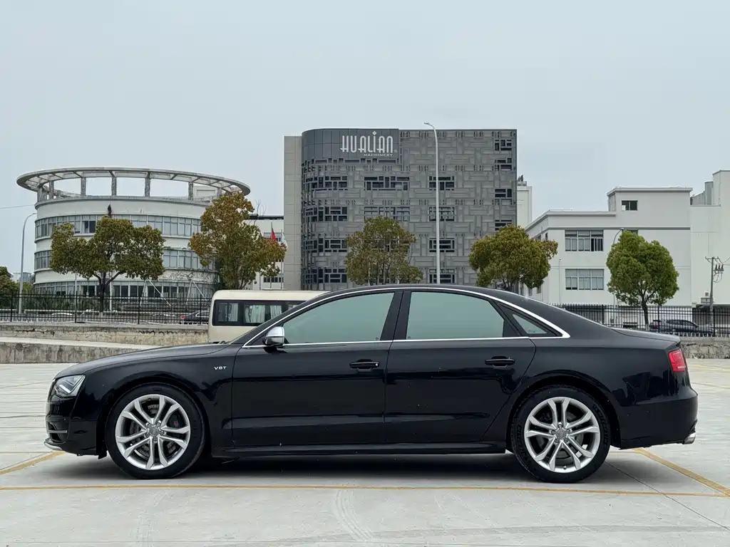 Audi S8 2014 — фото 16